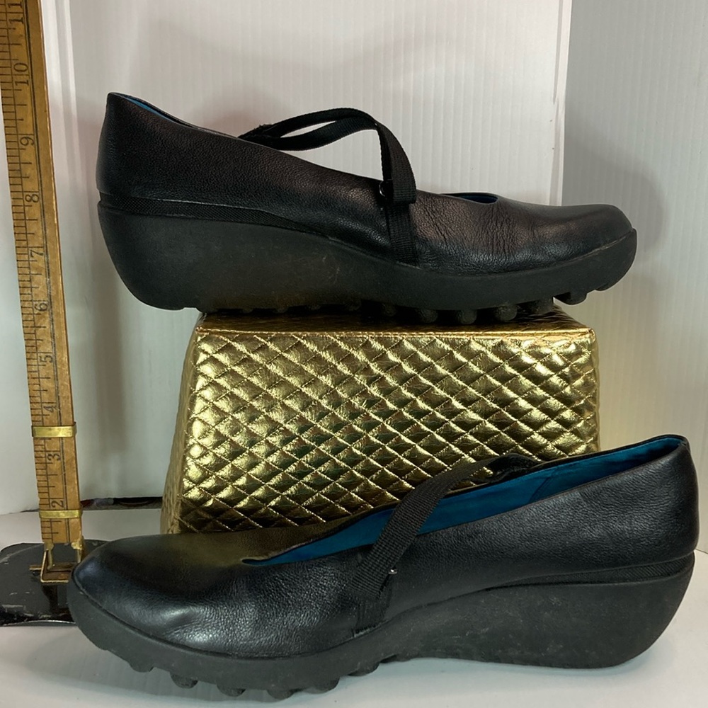 Size 10. These were mine. Size is rubbed off.‎ Crazy comfy. All day wear box 16